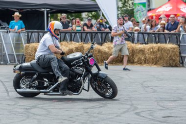 Kaç yaşında olduğunuz, ne milliyetiniz, inancınız, ne de motosikletinizin markası olduğunuz önemli değildir. Gelin ve iki tekerlekli özgürlüğün keyfini çıkarın ve Avrupa'nın en büyük motosiklet etkinliklerinden birinin atmosferini yaşayın. Tüm güzel fon