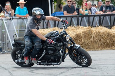Kaç yaşında olduğunuz, ne milliyetiniz, inancınız, ne de motosikletinizin markası olduğunuz önemli değildir. Gelin ve iki tekerlekli özgürlüğün keyfini çıkarın ve Avrupa'nın en büyük motosiklet etkinliklerinden birinin atmosferini yaşayın. Tüm güzel fon