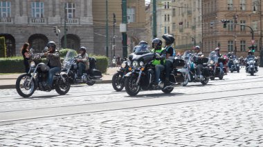 Kaç yaşında olduğunuz, ne milliyetiniz, inancınız, ne de motosikletinizin markası olduğunuz önemli değildir. Gelin ve iki tekerlekli özgürlüğün keyfini çıkarın ve Avrupa'nın en büyük motosiklet etkinliklerinden birinin atmosferini yaşayın. Tüm güzel fon