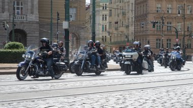 Kaç yaşında olduğunuz, ne milliyetiniz, inancınız, ne de motosikletinizin markası olduğunuz önemli değildir. Gelin ve iki tekerlekli özgürlüğün keyfini çıkarın ve Avrupa'nın en büyük motosiklet etkinliklerinden birinin atmosferini yaşayın. Tüm güzel fon