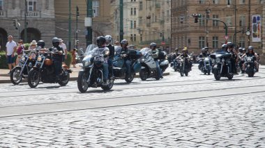 Kaç yaşında olduğunuz, ne milliyetiniz, inancınız, ne de motosikletinizin markası olduğunuz önemli değildir. Gelin ve iki tekerlekli özgürlüğün keyfini çıkarın ve Avrupa'nın en büyük motosiklet etkinliklerinden birinin atmosferini yaşayın. Tüm güzel fon