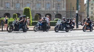 Kaç yaşında olduğunuz, ne milliyetiniz, inancınız, ne de motosikletinizin markası olduğunuz önemli değildir. Gelin ve iki tekerlekli özgürlüğün keyfini çıkarın ve Avrupa'nın en büyük motosiklet etkinliklerinden birinin atmosferini yaşayın. Tüm güzel fon