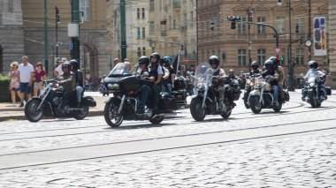 Kaç yaşında olduğunuz, ne milliyetiniz, inancınız, ne de motosikletinizin markası olduğunuz önemli değildir. Gelin ve iki tekerlekli özgürlüğün keyfini çıkarın ve Avrupa'nın en büyük motosiklet etkinliklerinden birinin atmosferini yaşayın. Tüm güzel fon