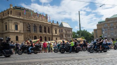 Kaç yaşında olduğunuz, ne milliyetiniz, inancınız, ne de motosikletinizin markası olduğunuz önemli değildir. Gelin ve iki tekerlekli özgürlüğün keyfini çıkarın ve Avrupa'nın en büyük motosiklet etkinliklerinden birinin atmosferini yaşayın. Tüm güzel fon