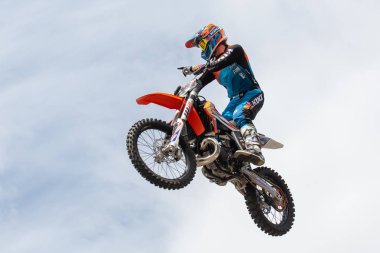 Kaç yaşında olduğunuz, ne milliyetiniz, inancınız, ne de motosikletinizin markası olduğunuz önemli değildir. Gelin ve iki tekerlekli özgürlüğün keyfini çıkarın ve Avrupa'nın en büyük motosiklet etkinliklerinden birinin atmosferini yaşayın. Tüm güzel fon