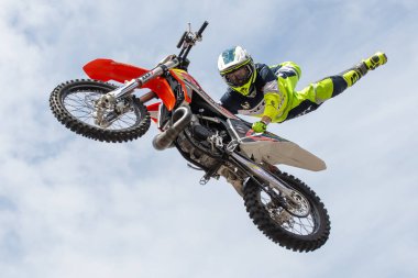 Kaç yaşında olduğunuz, ne milliyetiniz, inancınız, ne de motosikletinizin markası olduğunuz önemli değildir. Gelin ve iki tekerlekli özgürlüğün keyfini çıkarın ve Avrupa'nın en büyük motosiklet etkinliklerinden birinin atmosferini yaşayın. Tüm güzel fon