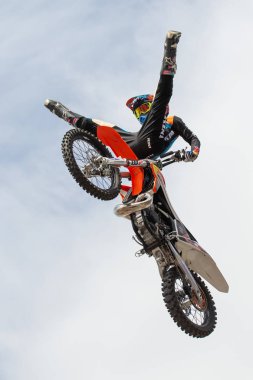 Kaç yaşında olduğunuz, ne milliyetiniz, inancınız, ne de motosikletinizin markası olduğunuz önemli değildir. Gelin ve iki tekerlekli özgürlüğün keyfini çıkarın ve Avrupa'nın en büyük motosiklet etkinliklerinden birinin atmosferini yaşayın. Tüm güzel fon