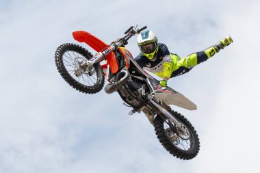 Kaç yaşında olduğunuz, ne milliyetiniz, inancınız, ne de motosikletinizin markası olduğunuz önemli değildir. Gelin ve iki tekerlekli özgürlüğün keyfini çıkarın ve Avrupa'nın en büyük motosiklet etkinliklerinden birinin atmosferini yaşayın. Tüm güzel fon