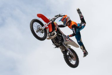 Kaç yaşında olduğunuz, ne milliyetiniz, inancınız, ne de motosikletinizin markası olduğunuz önemli değildir. Gelin ve iki tekerlekli özgürlüğün keyfini çıkarın ve Avrupa'nın en büyük motosiklet etkinliklerinden birinin atmosferini yaşayın. Tüm güzel fon