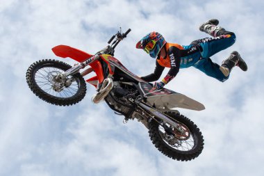 Kaç yaşında olduğunuz, ne milliyetiniz, inancınız, ne de motosikletinizin markası olduğunuz önemli değildir. Gelin ve iki tekerlekli özgürlüğün keyfini çıkarın ve Avrupa'nın en büyük motosiklet etkinliklerinden birinin atmosferini yaşayın. Tüm güzel fon