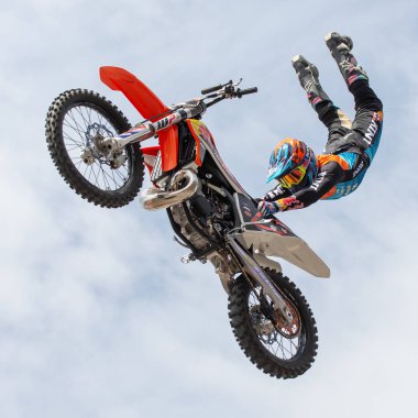 Kaç yaşında olduğunuz, ne milliyetiniz, inancınız, ne de motosikletinizin markası olduğunuz önemli değildir. Gelin ve iki tekerlekli özgürlüğün keyfini çıkarın ve Avrupa'nın en büyük motosiklet etkinliklerinden birinin atmosferini yaşayın. Tüm güzel fon