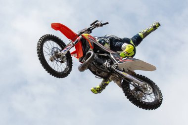 Kaç yaşında olduğunuz, ne milliyetiniz, inancınız, ne de motosikletinizin markası olduğunuz önemli değildir. Gelin ve iki tekerlekli özgürlüğün keyfini çıkarın ve Avrupa'nın en büyük motosiklet etkinliklerinden birinin atmosferini yaşayın. Tüm güzel fon