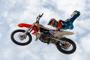 Kaç yaşında olduğunuz, ne milliyetiniz, inancınız, ne de motosikletinizin markası olduğunuz önemli değildir. Gelin ve iki tekerlekli özgürlüğün keyfini çıkarın ve Avrupa'nın en büyük motosiklet etkinliklerinden birinin atmosferini yaşayın. Tüm güzel fon