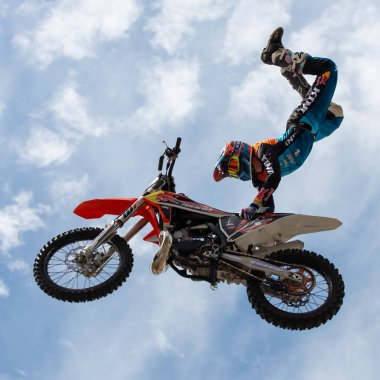 Kaç yaşında olduğunuz, ne milliyetiniz, inancınız, ne de motosikletinizin markası olduğunuz önemli değildir. Gelin ve iki tekerlekli özgürlüğün keyfini çıkarın ve Avrupa'nın en büyük motosiklet etkinliklerinden birinin atmosferini yaşayın. Tüm güzel fon