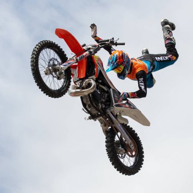 Kaç yaşında olduğunuz, ne milliyetiniz, inancınız, ne de motosikletinizin markası olduğunuz önemli değildir. Gelin ve iki tekerlekli özgürlüğün keyfini çıkarın ve Avrupa'nın en büyük motosiklet etkinliklerinden birinin atmosferini yaşayın. Tüm güzel fon