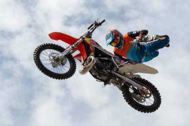 Kaç yaşında olduğunuz, ne milliyetiniz, inancınız, ne de motosikletinizin markası olduğunuz önemli değildir. Gelin ve iki tekerlekli özgürlüğün keyfini çıkarın ve Avrupa'nın en büyük motosiklet etkinliklerinden birinin atmosferini yaşayın. Tüm güzel fon