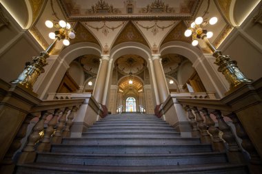 1885 yılında kurulan Prag Dekoratif Sanatlar Müzesi, mimar Josef Schulz'un tasarımlarından sonra 1897-1899 yılları arasında inşa edilmiş neo-Rönesans bir yapıda yer almaktadır. 1900 yılında birinci katta sergilerle açılmıştır. Müzenin zengin koleksiyonları