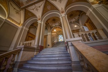 1885 yılında kurulan Prag Dekoratif Sanatlar Müzesi, mimar Josef Schulz'un tasarımlarından sonra 1897-1899 yılları arasında inşa edilmiş neo-Rönesans bir yapıda yer almaktadır. 1900 yılında birinci katta sergilerle açılmıştır. Müzenin zengin koleksiyonları