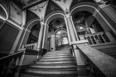 1885 yılında kurulan Prag Dekoratif Sanatlar Müzesi, mimar Josef Schulz'un tasarımlarından sonra 1897-1899 yılları arasında inşa edilmiş neo-Rönesans bir yapıda yer almaktadır. 1900 yılında birinci katta sergilerle açılmıştır. Müzenin zengin koleksiyonları