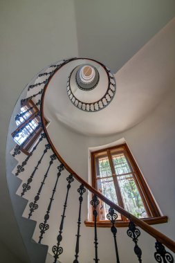 1885 yılında kurulan Prag Dekoratif Sanatlar Müzesi, mimar Josef Schulz'un tasarımlarından sonra 1897-1899 yılları arasında inşa edilmiş neo-Rönesans bir yapıda yer almaktadır. 1900 yılında birinci katta sergilerle açılmıştır. Müzenin zengin koleksiyonları