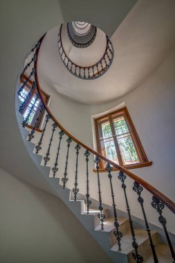 1885 yılında kurulan Prag Dekoratif Sanatlar Müzesi, mimar Josef Schulz'un tasarımlarından sonra 1897-1899 yılları arasında inşa edilmiş neo-Rönesans bir yapıda yer almaktadır. 1900 yılında birinci katta sergilerle açılmıştır. Müzenin zengin koleksiyonları