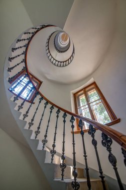 1885 yılında kurulan Prag Dekoratif Sanatlar Müzesi, mimar Josef Schulz'un tasarımlarından sonra 1897-1899 yılları arasında inşa edilmiş neo-Rönesans bir yapıda yer almaktadır. 1900 yılında birinci katta sergilerle açılmıştır. Müzenin zengin koleksiyonları