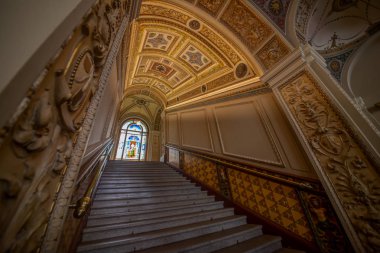 1885 yılında kurulan Prag Dekoratif Sanatlar Müzesi, mimar Josef Schulz'un tasarımlarından sonra 1897-1899 yılları arasında inşa edilmiş neo-Rönesans bir yapıda yer almaktadır. 1900 yılında birinci katta sergilerle açılmıştır. Müzenin zengin koleksiyonları