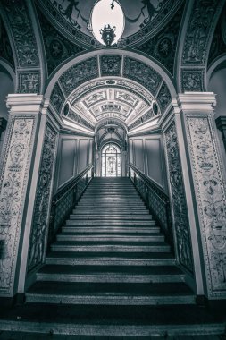 1885 yılında kurulan Prag Dekoratif Sanatlar Müzesi, mimar Josef Schulz'un tasarımlarından sonra 1897-1899 yılları arasında inşa edilmiş neo-Rönesans bir yapıda yer almaktadır. 1900 yılında birinci katta sergilerle açılmıştır. Müzenin zengin koleksiyonları