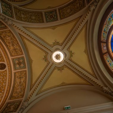 1885 yılında kurulan Prag Dekoratif Sanatlar Müzesi, mimar Josef Schulz'un tasarımlarından sonra 1897-1899 yılları arasında inşa edilmiş neo-Rönesans bir yapıda yer almaktadır. 1900 yılında birinci katta sergilerle açılmıştır. Müzenin zengin koleksiyonları