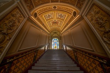 1885 yılında kurulan Prag Dekoratif Sanatlar Müzesi, mimar Josef Schulz'un tasarımlarından sonra 1897-1899 yılları arasında inşa edilmiş neo-Rönesans bir yapıda yer almaktadır. 1900 yılında birinci katta sergilerle açılmıştır. Müzenin zengin koleksiyonları
