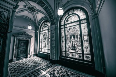 1885 yılında kurulan Prag Dekoratif Sanatlar Müzesi, mimar Josef Schulz'un tasarımlarından sonra 1897-1899 yılları arasında inşa edilmiş neo-Rönesans bir yapıda yer almaktadır. 1900 yılında birinci katta sergilerle açılmıştır. Müzenin zengin koleksiyonları