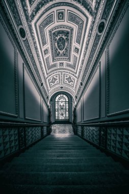 1885 yılında kurulan Prag Dekoratif Sanatlar Müzesi, mimar Josef Schulz'un tasarımlarından sonra 1897-1899 yılları arasında inşa edilmiş neo-Rönesans bir yapıda yer almaktadır. 1900 yılında birinci katta sergilerle açılmıştır. Müzenin zengin koleksiyonları