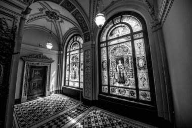1885 yılında kurulan Prag Dekoratif Sanatlar Müzesi, mimar Josef Schulz'un tasarımlarından sonra 1897-1899 yılları arasında inşa edilmiş neo-Rönesans bir yapıda yer almaktadır. 1900 yılında birinci katta sergilerle açılmıştır. Müzenin zengin koleksiyonları