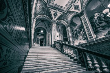 1885 yılında kurulan Prag Dekoratif Sanatlar Müzesi, mimar Josef Schulz'un tasarımlarından sonra 1897-1899 yılları arasında inşa edilmiş neo-Rönesans bir yapıda yer almaktadır. 1900 yılında birinci katta sergilerle açılmıştır. Müzenin zengin koleksiyonları