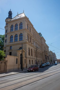 1885 yılında kurulan Prag Dekoratif Sanatlar Müzesi, mimar Josef Schulz'un tasarımlarından sonra 1897-1899 yılları arasında inşa edilmiş neo-Rönesans bir yapıda yer almaktadır. 1900 yılında birinci katta sergilerle açılmıştır. Müzenin zengin koleksiyonları