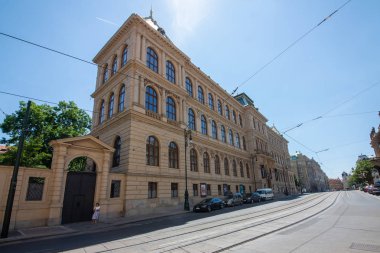 1885 yılında kurulan Prag Dekoratif Sanatlar Müzesi, mimar Josef Schulz'un tasarımlarından sonra 1897-1899 yılları arasında inşa edilmiş neo-Rönesans bir yapıda yer almaktadır. 1900 yılında birinci katta sergilerle açılmıştır. Müzenin zengin koleksiyonları