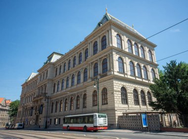 1885 yılında kurulan Prag Dekoratif Sanatlar Müzesi, mimar Josef Schulz'un tasarımlarından sonra 1897-1899 yılları arasında inşa edilmiş neo-Rönesans bir yapıda yer almaktadır. 1900 yılında birinci katta sergilerle açılmıştır. Müzenin zengin koleksiyonları