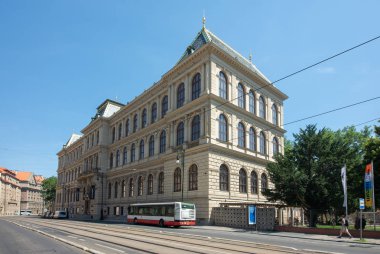 1885 yılında kurulan Prag Dekoratif Sanatlar Müzesi, mimar Josef Schulz'un tasarımlarından sonra 1897-1899 yılları arasında inşa edilmiş neo-Rönesans bir yapıda yer almaktadır. 1900 yılında birinci katta sergilerle açılmıştır. Müzenin zengin koleksiyonları