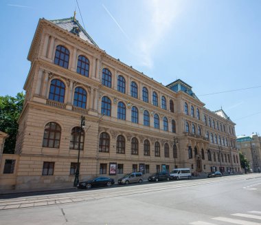 1885 yılında kurulan Prag Dekoratif Sanatlar Müzesi, mimar Josef Schulz'un tasarımlarından sonra 1897-1899 yılları arasında inşa edilmiş neo-Rönesans bir yapıda yer almaktadır. 1900 yılında birinci katta sergilerle açılmıştır. Müzenin zengin koleksiyonları