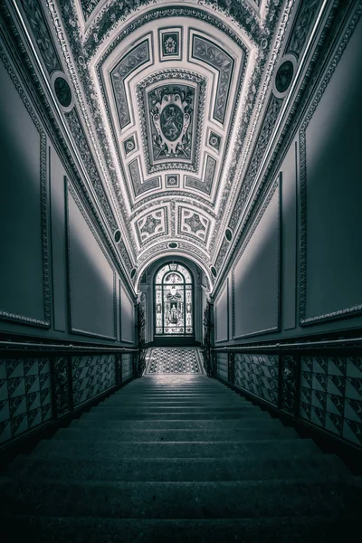 1885 yılında kurulan Prag Dekoratif Sanatlar Müzesi, mimar Josef Schulz'un tasarımlarından sonra 1897-1899 yılları arasında inşa edilmiş neo-Rönesans bir yapıda yer almaktadır. 1900 yılında birinci katta sergilerle açılmıştır. Müzenin zengin koleksiyonları