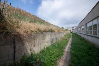 Büyük kışlalar, 1990'ların başına kadar prag hava savunmasının bir radar alanı ydı. Underground, 1980'lerde 71. 1985 ve 2003 yılları arasında, güvenlik