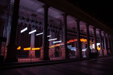 En ilginç mevcut teknolojileri Karlovy Vary'in eşsiz mimarisiyle birleştiren festivalin eşsiz konsepti.