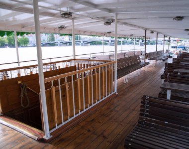 Vltava, Prag Vapur Şirketi'nin filosunu yenilemeye karar verdiği 1940 yılından beri faaliyettedir. II. Dünya Savaşı'ndan sonra toplamda 17 buharlı tekne vardı ama zaman geçtikçe çürüdüler ve çoğu bir kenara bırakıldı. Sadece iki tanesi sti vardır