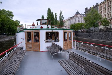 Vltava, Prag Vapur Şirketi'nin filosunu yenilemeye karar verdiği 1940 yılından beri faaliyettedir. II. Dünya Savaşı'ndan sonra toplamda 17 buharlı tekne vardı ama zaman geçtikçe çürüdüler ve çoğu bir kenara bırakıldı. Sadece iki tanesi sti vardır
