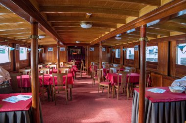 Vltava, Prag Vapur Şirketi'nin filosunu yenilemeye karar verdiği 1940 yılından beri faaliyettedir. II. Dünya Savaşı'ndan sonra toplamda 17 buharlı tekne vardı ama zaman geçtikçe çürüdüler ve çoğu bir kenara bırakıldı. Sadece iki tanesi sti vardır