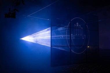 Devrim. Geçmişi gözden geçiriyorum. Korkakça uzlaşma sağlandı. Sıradanlığa ve ürkek korkaklığa karşı isyan. Çek Kadife Devrimi 'nin 30. yıldönümünde bir denge kuruyoruz. Bu önemli toplumu anacağız.