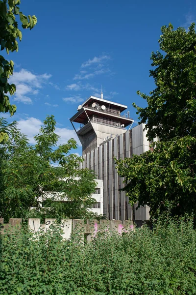 セティンの建物は オラニー墓地近くのプラハ3区ジズコフの建物複合体です 1979年に中央電気通信ビルとして建設された — ストック写真