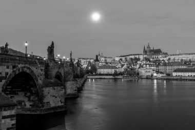 Charles Köprüsü, Çek Cumhuriyeti 'nin Prag kentinde Vltava Nehri' ni geçen tarihi bir köprüdür. Yapımı 1357 yılında Kral IV. Charles nezaretinde başladı ve 15. yüzyılın başında sona erdi. Prag Kalesi bir kale kompleksi. 