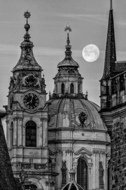 Dolunay, Ay 'ın Dünya' nın perspektifinden tam olarak aydınlatıldığı evredir. Prag, Çek Cumhuriyeti 'nin başkenti ve en büyük şehridir. Gizemli sokaklar, tarihi bölge, büyülü kısım, turistik bölge. Binbaşılardan biri...