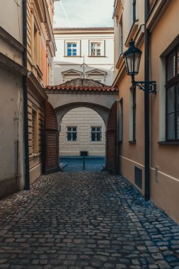 Çek Cumhuriyeti 'nin başkenti ve en büyük kenti olan Prag dar, dolambaçlı ve dar sokaklar ağı ile karakterize edilir. Geceleri aydınlık büyülü ve gizemli..